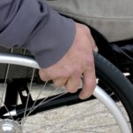 zbliżenie na koło wózka inwalidzkiego