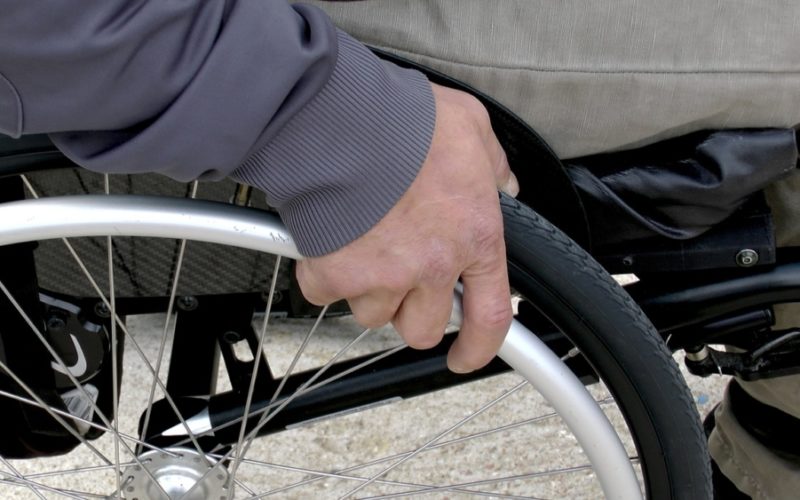zbliżenie na koło wózka inwalidzkiego
