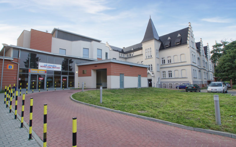 Zdjęcie Szpitala Powiatowego w Dzierżoniowie os trony głównego wejścia oraz izby przyjęć.