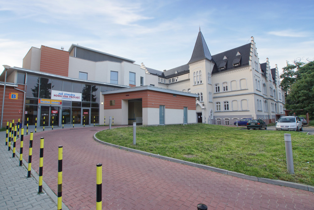 Zdjęcie Szpitala Powiatowego w Dzierżoniowie os trony głównego wejścia oraz izby przyjęć.