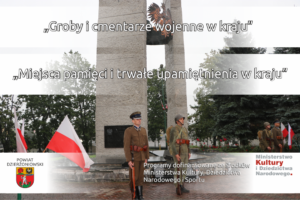 Plakat promujący wydarzenie. Na zdjęciu pomnik, a przed nim stoją żołnierze. Z boku flagi Polski.