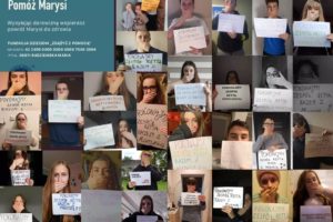 Zdjęcie kilkanaście osób z kartkami zawierającymi napis zachęcającym do pomocy Marysi z Bielawy