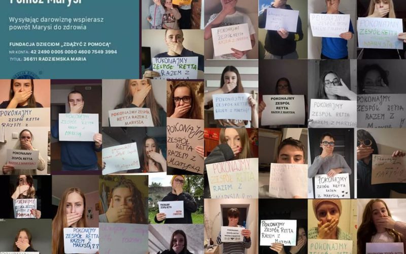 Zdjęcie kilkanaście osób z kartkami zawierającymi napis zachęcającym do pomocy Marysi z Bielawy