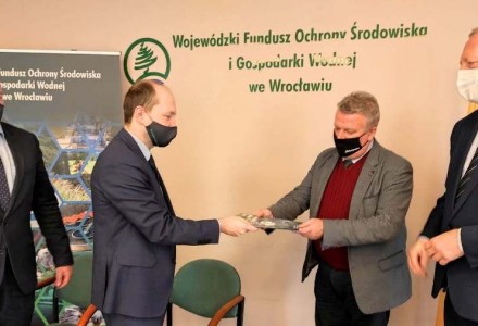 Na zdjęciu burmistrz Dzierżoniowa odbiera podpisany dokument z rąk prezesa WOFOŚ we Wrocławiu.