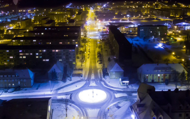 Zdjęcie nocne miasta. Widok z góry na rondo i ulice. Krajobraz zimowy.