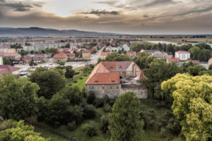 Panorama z lotu ptaka Bielawy. Na pierwszym planie widoczny budynek pałacu sandreckich.