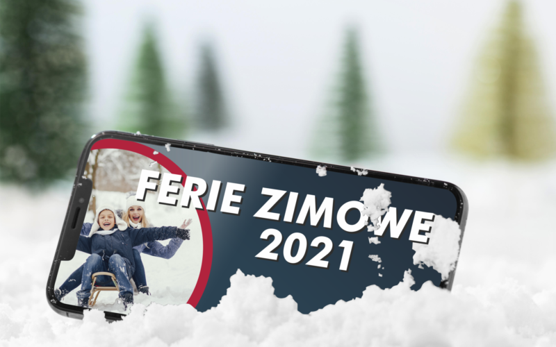 Banner informujący o Feriach Zimowych 2021 roku. Grafika przedstawiająca telefon komórkowy wrzucony w śnieg, na którego ekranie wyświetlana jest informacja o feriach, a w lewym rogu ekranu zdjęcie ilustrujące zabawę dziecka z opiekunką na sankach. W tle rozmazane świerki.