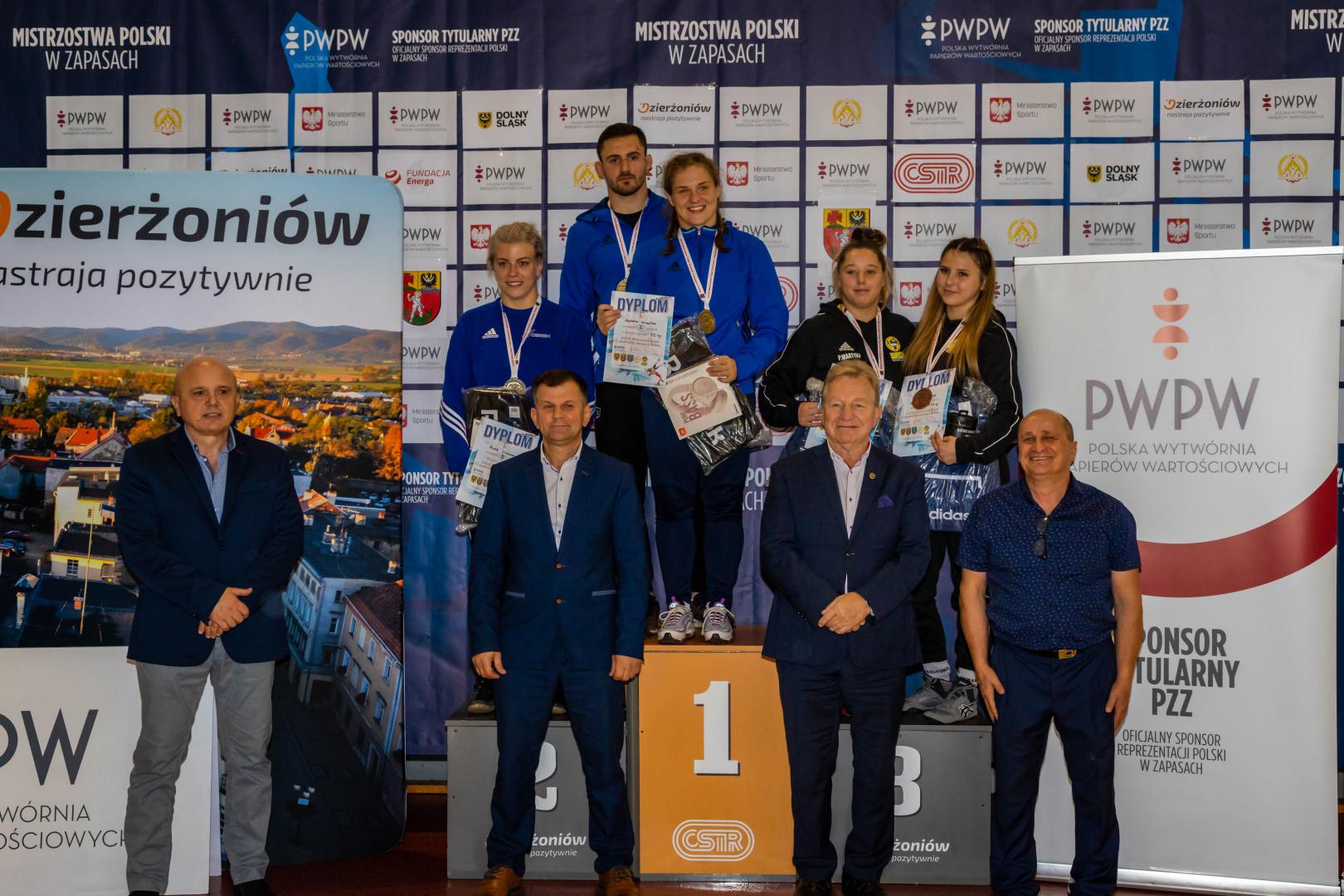 Zawodnicy i trenerzy MULKS JUNIOR Dzierżoniów wraz z sędziami po zakończeniu jednego z turniejów.