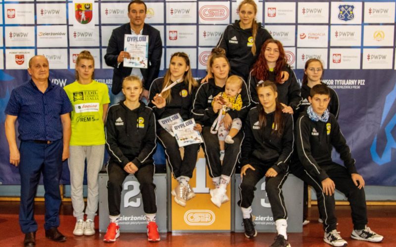 Zawodnicy i trenerzy MULKS JUNIOR Dzierżoniów po zakończeniu jednego z turniejów.