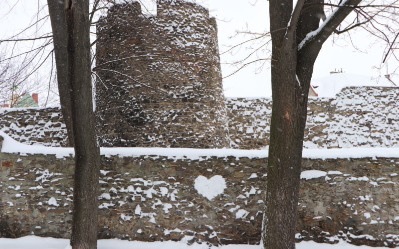 ujęcie zabytkowego muru w Dzierżoniowie z widocznym na nim sercem ze śniegu.