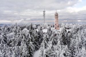 widok z drona na zimową panoramę wieży na wielkiej sowie