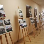 Na zdjęciu widnieje wystawa zdjęć na sztalugach pod nazwą Powiat Dzierżoniowski wczoraj i dziś. Wystawa znajduje się w korytarzu Starostwa Powiatowego w Dzierżoniowie przy ulicy Świdnickiej 38 na pierwszym piętrze.