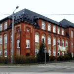 Na zdjęciu znajduje się budynek Liceum Ogólnokształcącego z Oddziałami Dwujęzycznymi imienia Bolesława Chrobrego na ulicy Szkolnej 5 w Bielawie