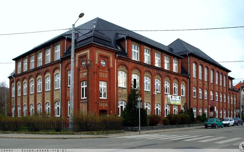 Na zdjęciu znajduje się budynek Liceum Ogólnokształcącego z Oddziałami Dwujęzycznymi imienia Bolesława Chrobrego na ulicy Szkolnej 5 w Bielawie