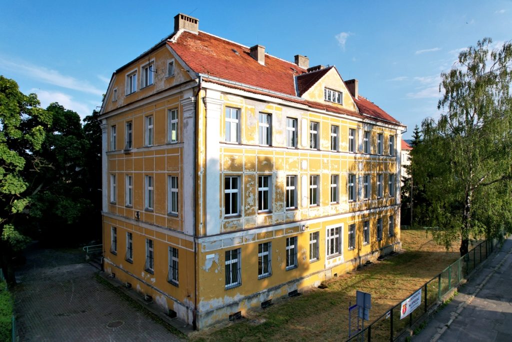 Zdjęcie dawnego Budynku Zespołu Szkół w Pieszycach.