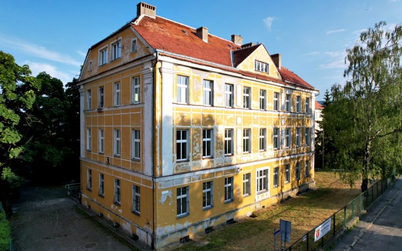 Zdjęcie dawnego Budynku Zespołu Szkół w Pieszycach.