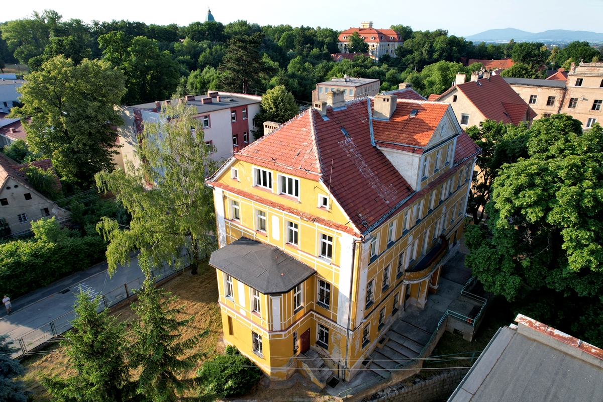Zdjęcie dawnego Budynku Zespołu Szkół w Pieszycach z lotu ptaka.