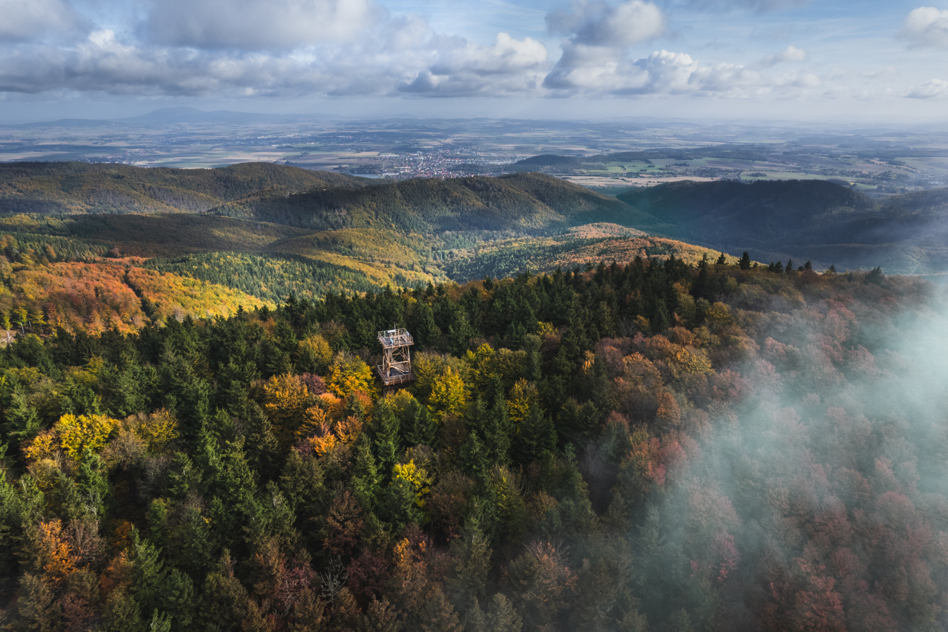 Piękny jesienny widok z Kalenicy na wzgórza ją ataczające.