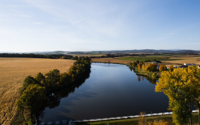 Widok na rzekę przepływającą przez Powiat Dzierżoniowski