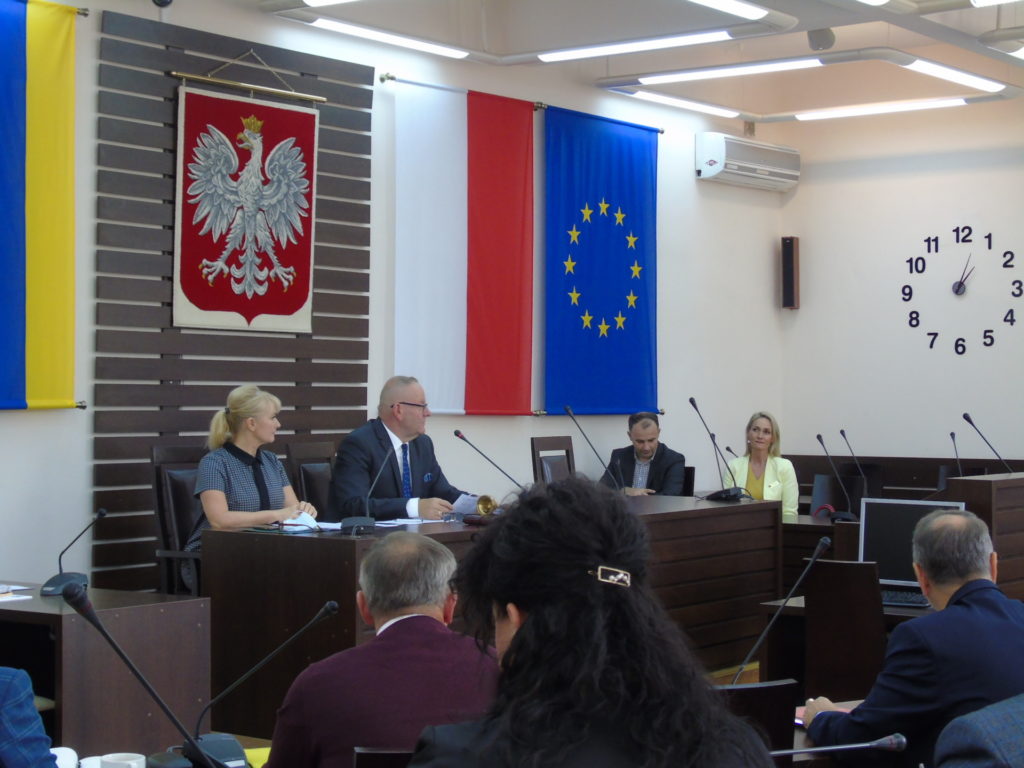 Na posiedzeniu Powiatowego Zespołu Zarządzania Kryzysowego przemawia Starosta Dzierżoniowski