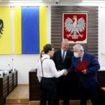 Przewodniczący rady gratuluje oraz wręcza stypendium w obecności starosty Dzierżoniowskiego