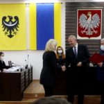Przewodniczący rady gratuluje oraz wręcza stypendium w obecności starosty Dzierżoniowskiego
