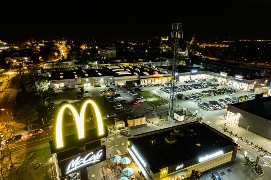 Zdjęcie z lotu ptaka parku handlowego w Dzierżoniowie widok nocą