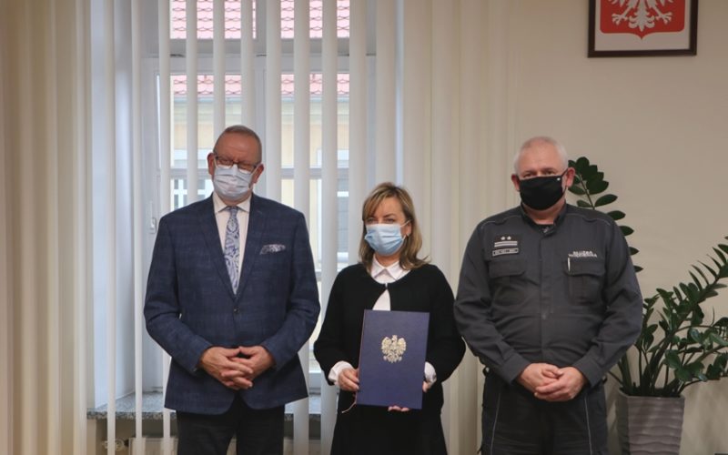 Na zdjęciu stoją starosta, zastępca burmistrza Dzierżoniowa i podpułkownik Marek Geciów