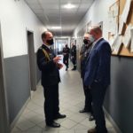 W budynku Komendy Powiatowej PSP rozmawiają Komendant jednostki jego zastępca oraz Starosta Dzierżoniowski Grzegorz Kosowski