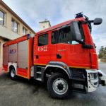 Na zdjęciu czerwony wóz strażacki z prawej strony