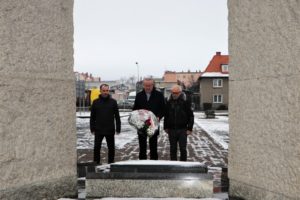 Starosta, Wicestarosta i Członek Zarządu Powiatu składają kwiaty pod pomnikiem Losów Ojczyzny