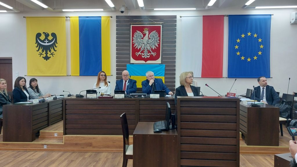Zdjęcie z sesji rady powiatu dzierżoniowskiego