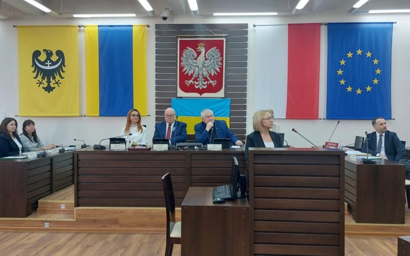 Zdjęcie z sesji rady powiatu dzierżoniowskiego