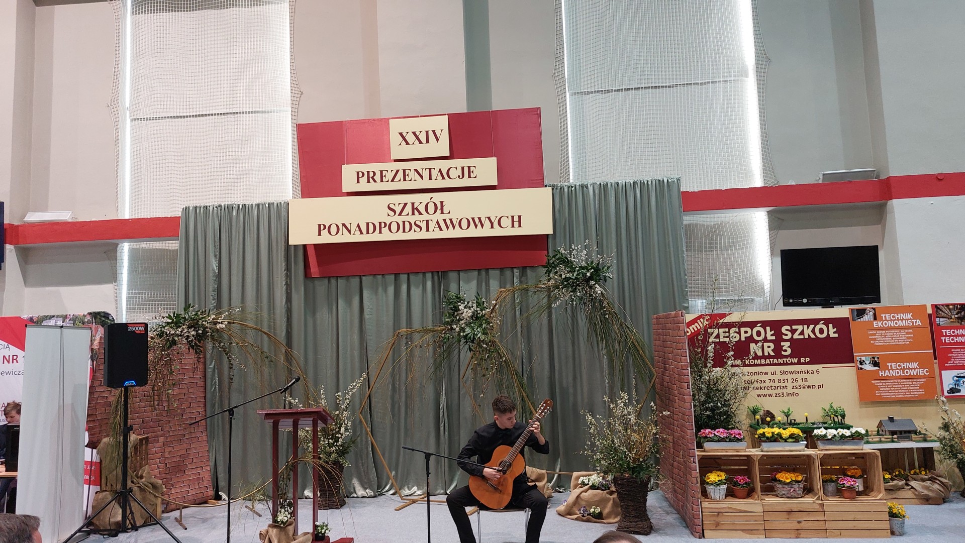 Koncert gitarowy ucznia ze szkoły z powiatu dzierżoniowskiego