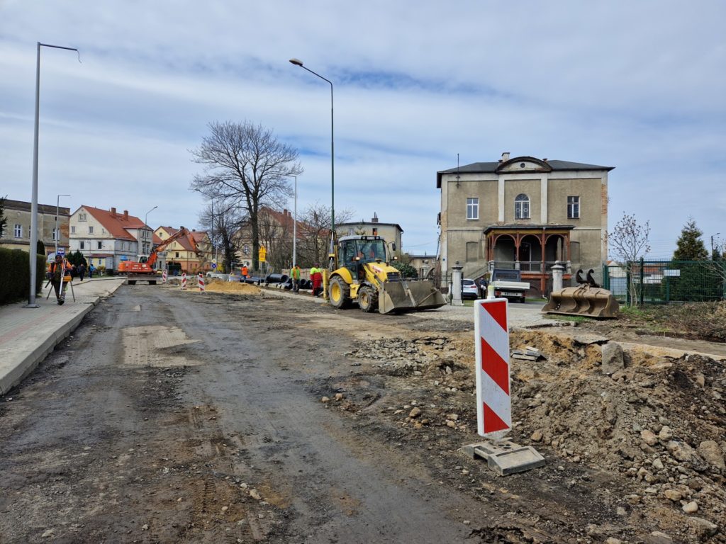 Zdjęcie przebudowywanej drogi w Piławie Górnej