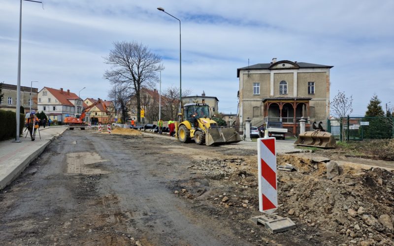 Zdjęcie przebudowywanej drogi w Piławie Górnej