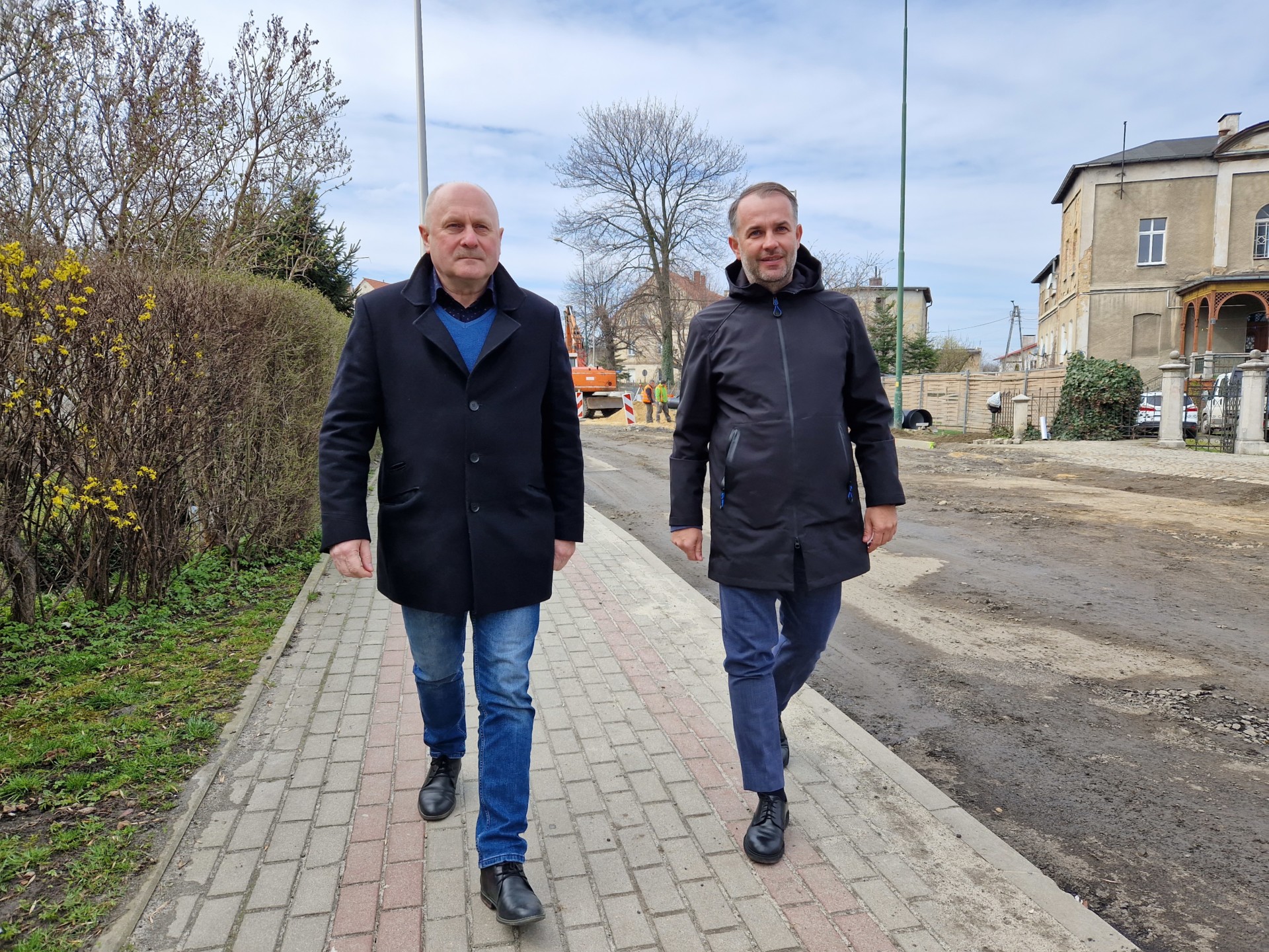 Wicestarosta i burmistrz Piławy Górnej w trakcie sprawdzania postępów budowy drogi