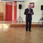Członek zarządu powiatu dzierżoniowskiego przemawiający na zakończeniu roku