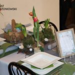 stół wielkanocny w zielono-beżowych kolorach