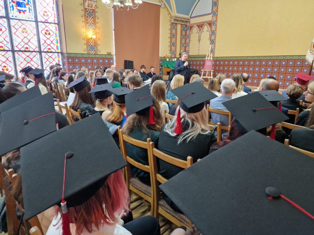 zdjęcie uczniów w czapkach absolwenta