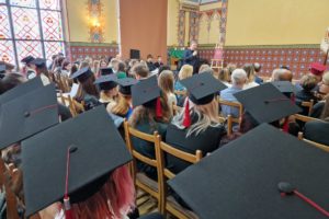 zdjęcie uczniów w czapkach absolwenta