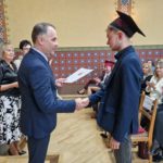 wicestarosta gratuluje absolwentowi
