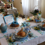 stół wielkanocny z niebieskimi elementami dekoracyjnymi