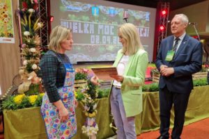 Sekretarz Powiatu Dzierżoniowskiego i wójt gminy Dzierżoniów wręczają nagrodę za najpiękniejszą palmę wielkanocną