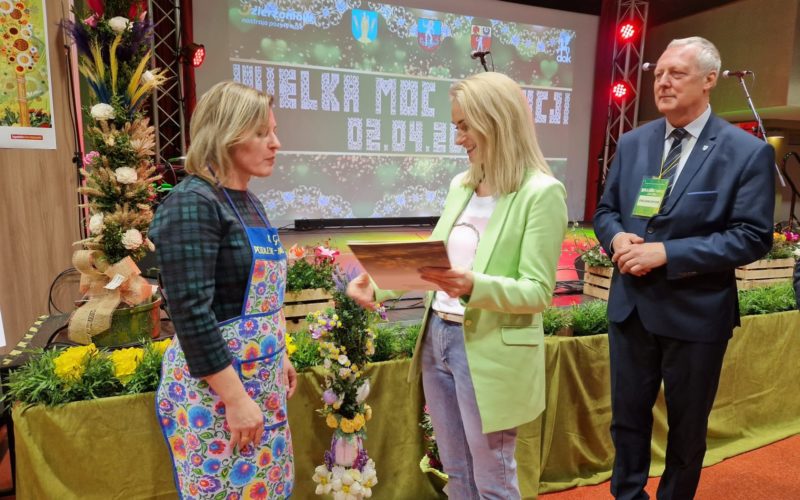 Sekretarz Powiatu Dzierżoniowskiego i wójt gminy Dzierżoniów wręczają nagrodę za najpiękniejszą palmę wielkanocną
