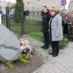 wicestarosta i radna Powiatu Dzierżoniowskiego składają kwiaty przy pod obeliskiem