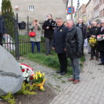 burmistrz Dzierżoniowa i Przewodniczący Rady Miejskiej składają kwiaty pod obeliskiem