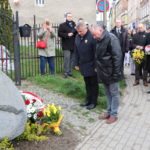 burmistrz Dzierżoniowa i Przewodniczący Rady Miejskiej składają kwiaty pod pomnikiem