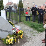 społeczność uczniów z powiatu dzierżoniowskiego składa kwiaty