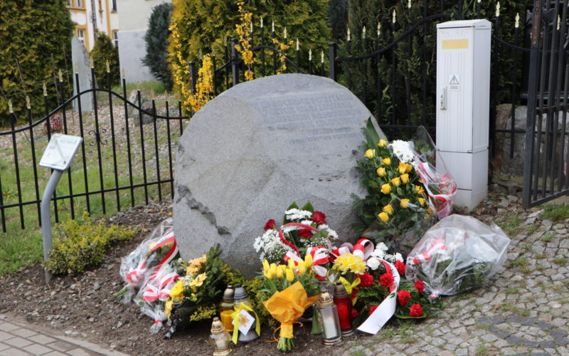 Złożone kwiaty przy obelisku pod Synagogą w Dzierżoniowie